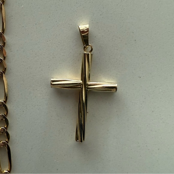 Elegant Gold Cross Pendant Necklace